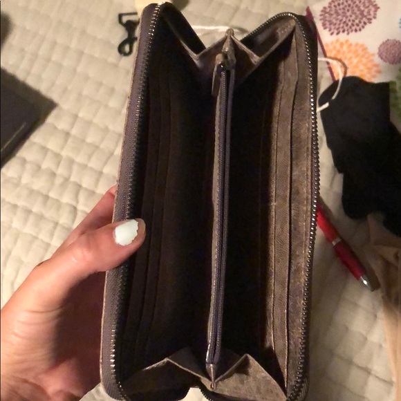 Gorgeous grey and gunmetal micheal kors wallet - Picture 4 of 5